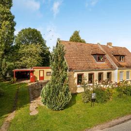 Gorgeous Home In Bandholm With Kitchen โรงแรมในBandholm