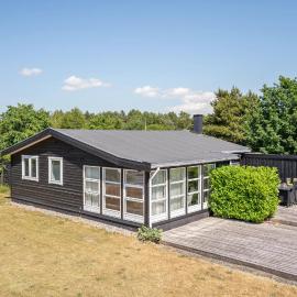 3 Bedroom Cozy Home In Rødby、ロービュのホテル