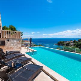 Villa Kadena - Luxury Seaside Villa with Private Heated Pool، فندق في Selca