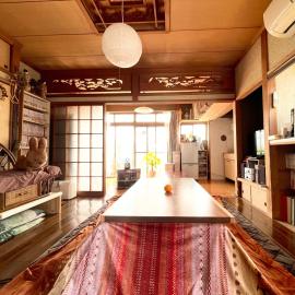 AKARIYA Hostel, отель в городе Карацу