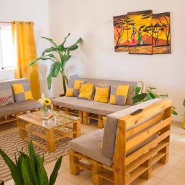 Cosy & Relax Yellow House 5mn walk from the beach!, מלון בCalheta Do Maio