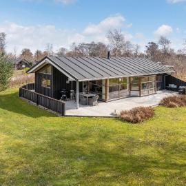 Beautiful Home In Grenaa With Sauna, hotel em Grenå