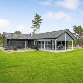 Lovely Home In Ebeltoft With Sauna, hotel v mestu Ebeltoft