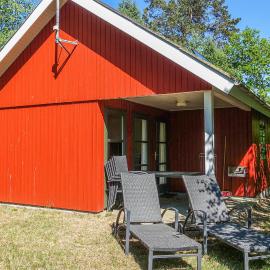 3 Bedroom Stunning Home In Aakirkeby, hotel in Vester Sømarken