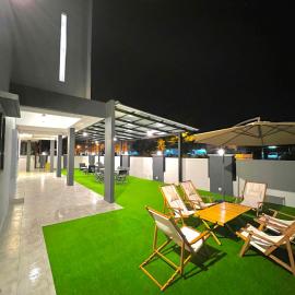 Entire Vacation Home with landscape garden, hotel a Sitiawan