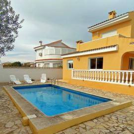 Chalet con piscina privada en Vinaròs, hotel in Vinarós