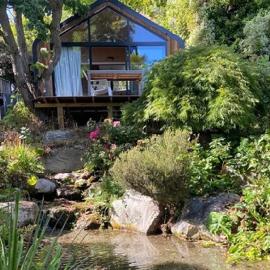 Central Wanaka Oasis, Tiny Home, Mountain Views & Spring Water، فندق في واناكا
