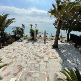 Holiday Home Sea Front، فندق في Loutrá Elevtherón