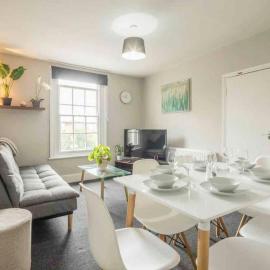 Cambridge 3 bedroom flat with private parking