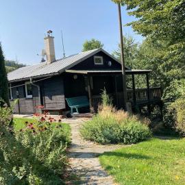 Cozy mountain cottage with terrace in Dolni Lomna, hotel in Dolní Lomná