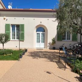 Villino Micol camere a due passi dal mare, hotel in Marina di Carrara