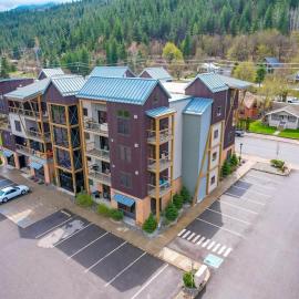 Large Studio Condo with Full Kitchen, Ski, Bike, Beautiful Balcony Views Hottub Fireplace