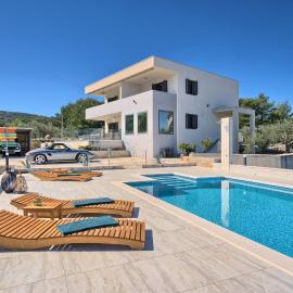 Villa Ming - pool, sea-view and peace, hotel i Slatine