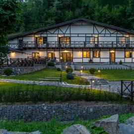 Готель PIKUY, hotel a Zhdenievo