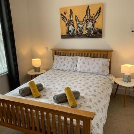 No 7 Quiet, two bedroom Ground Floor Flat in Tornagrain Great for early Airport departures or late flights، فندق في Dalcross