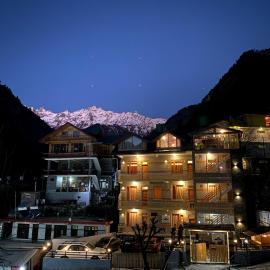 Dhi Ananta Homestay - Pure Veg, hotel in Kasol