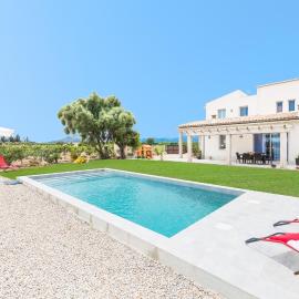 Villa Albaimar with swimming pool and garden，柳維的飯店
