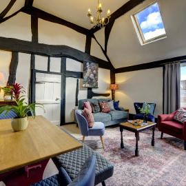Loft Cottage by Spa Town Property - 2 Bed Tudor Retreat Near to Stratford-upon-Avon, Warwick & Solihull