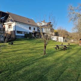 vivienda vacacional con jardín y barbacoa