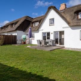 Fischerhaus am Strand Reetdachhaus Friesenhaus, hotel in Brösum