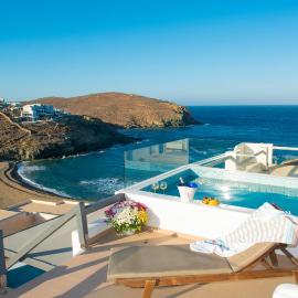 Myrsini's Luxury Suites Merchia، فندق في Merchia Beach