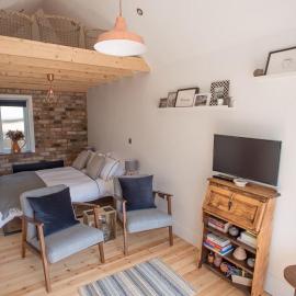 Cwtch, cozy studio, private, separate entrance.