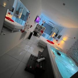 Viesnīca Love room avec spa privatif pilsētā Le Rove
