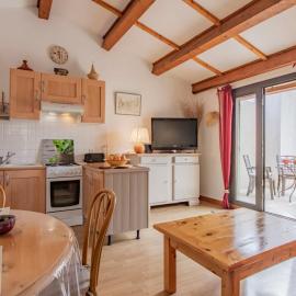 Apartment L'Aquillon by Interhome, hotel in Noves
