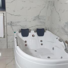 ELEGANT ROOMS - ULTRACENTRAL - jacuzzi cu hidromasaj, Hotel in Oradea