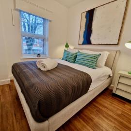 Trendy Spacious Serviced Apartment next to City Centre with Free Parking - Contractors & Relocators