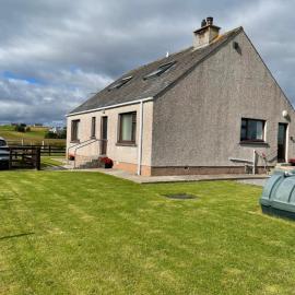Self Catering house with lovely sea views, 44 Back, hotel i Vatisker