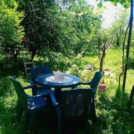 Cozy 2 floor house with beautiful green garden, hotelli kohteessa Martqopʼi