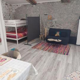 Gite Studio Les Maisons de Gaïa climatisé, hotelli kohteessa Tuchan