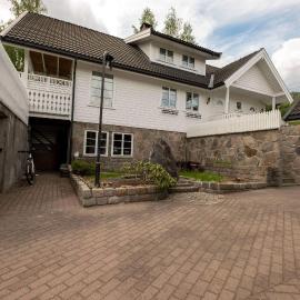 Koselig leilighet i rolig boligfelt, hôtel à Gol