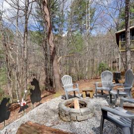 Private Hot Tub! ‘Cherry Beary Den’ in Blue Ridge
