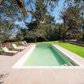 Spyrelia Villa with Private Pool & Outdoor Hot Tub, hotel u Dassiji