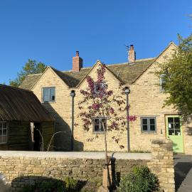 High Cogges Farm Holiday Cottages, מלון בוויטני