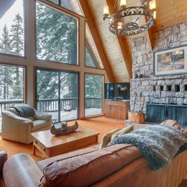 Donner Lake Views: Rustic Truckee Cabin!: Truckee şehrinde bir otel