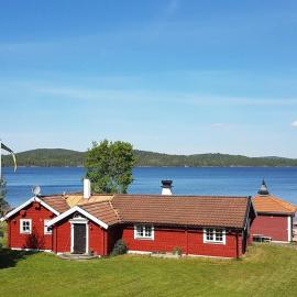 A Cottage by the lake Sommen, hotel in Hult