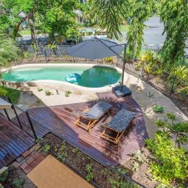 Casa De Playa - Beach Townhouse, hotel in Holloways Beach