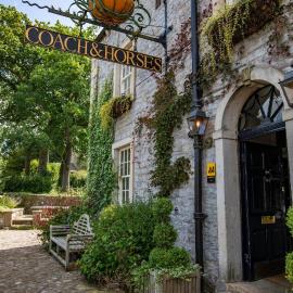 The Coach and Horses، فندق في كليثروي