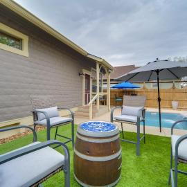 Cocktail Pool! Fredericksburg Bungalow By Main St, hotel in Fredericksburg