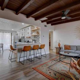 Casa Charleston-3BR-2Bath-Private HOT TUB-Pet Friendly-No Pet Fees!, Hotel in Albuquerque