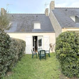 Maison cosy à 300m de la plage du Fogeo, équipements modernes et parking privé - FR-1-639-91, hotelli kohteessa Arzon