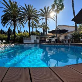 Banus Lodge، فندق في مربلة