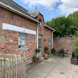 The Little Coach House in Wales, hotel in Newtown