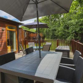 Conkers Lodge for 6 with Hot Tub & Secluded Decking - Spa Resort in Devon, hotel i Chudleigh