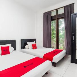 RedDoorz Syariah near Grand Galaxy Park, hotel in Ceger