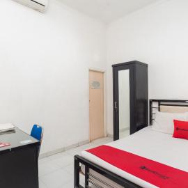 RedDoorz Syariah near Grand Galaxy Park, hotel em Ceger