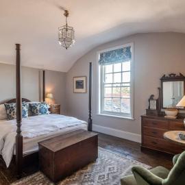 Sarah's - A townhouse apartment in Georgian Holt, hotel a Holt